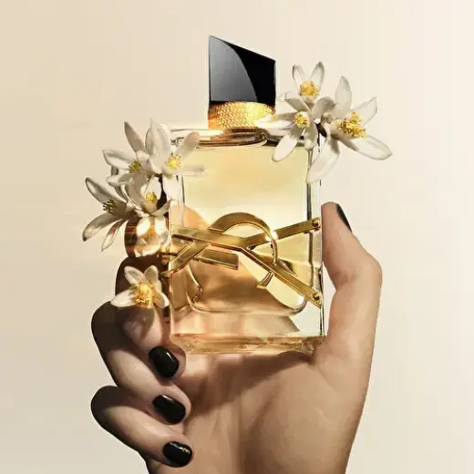 عطر لیبره زنانه ایو سن لورن ادوپرفیوم | Yves Saint Laurent Libre 1 عطر لیبر در دست یک زن